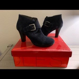 NEARLY NEW - Aerosoles Navy Blue Suede Booties